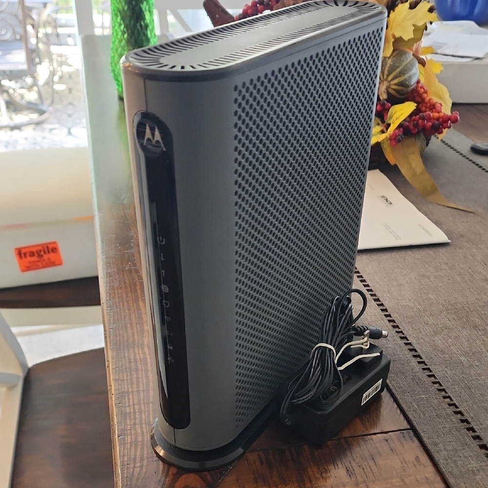 Motorola MG8702 Wifi Modem with Adapter